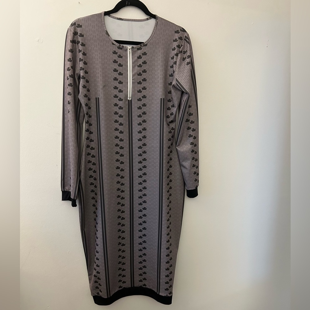 Chic Gray Patterned Dress - image 1